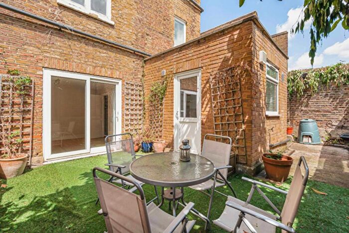 2 Bedroom Flat For Sale In Coldharbour Lane, London, SE5