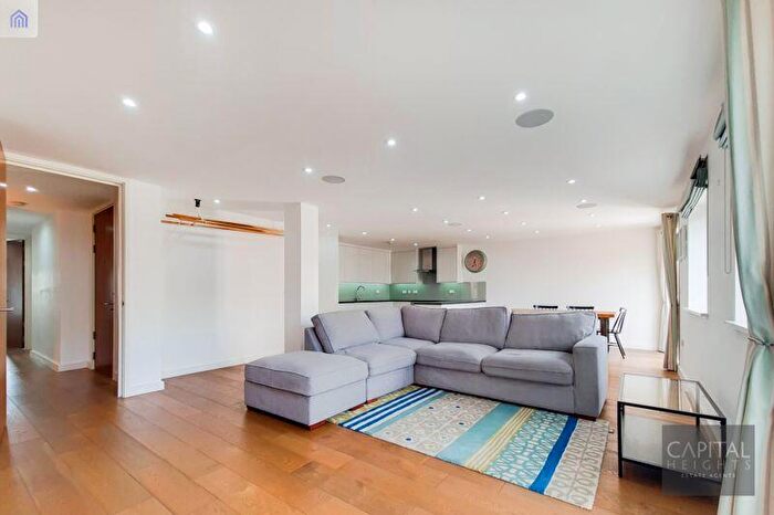 3 Bedroom Flat To Rent In Mile End Road, London, E1