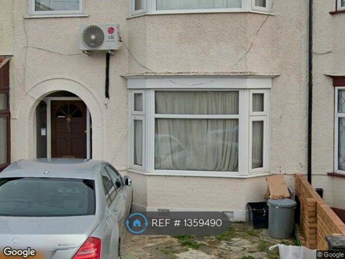 3 Bedroom Terraced House To Rent In Cantley Gardens, Gants Hill, IG2