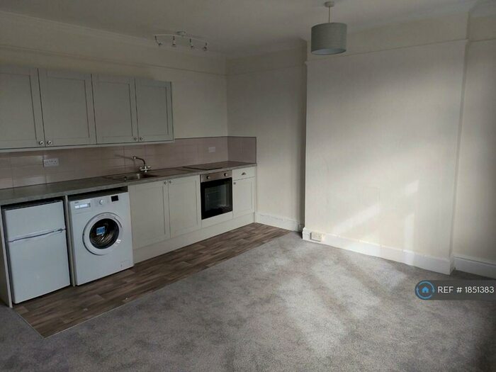 Studio To Rent In Tring Road, Aylesbury, HP20