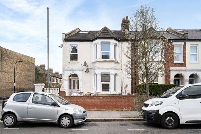 3 Bedroom Flat To Rent In Percy Road, Shepherds Bush, W12