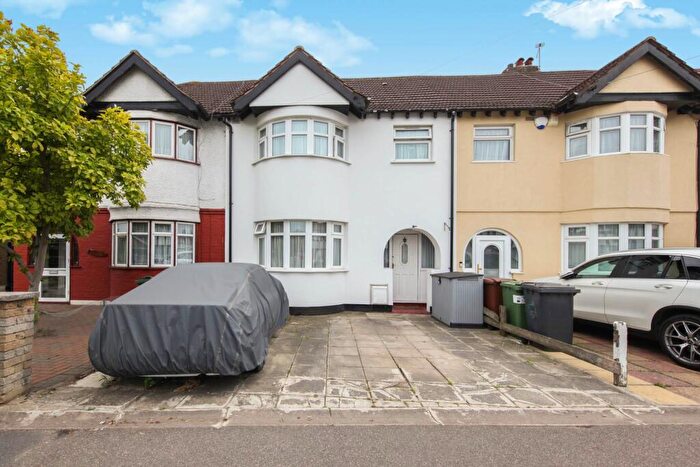 3 Bedroom Terraced House For Sale In New Road, Chingford, E4