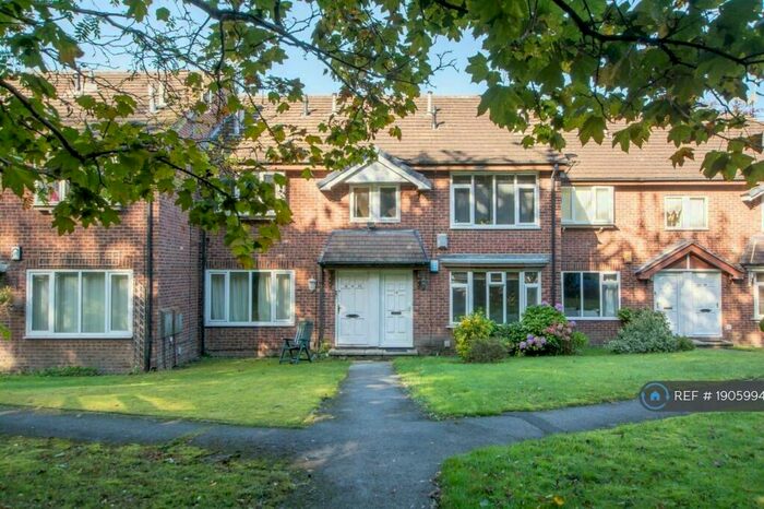 2 Bedroom Flat To Rent In Shadwell Lane, Leeds, LS17