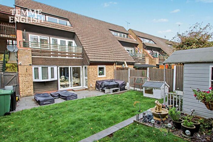 2 Bedroom Maisonette For Sale In Woodstock Crescent, Laindon, SS15