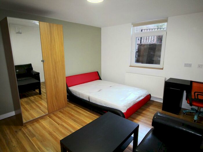 Apartment To Rent In Apt B, Regent Park Terrace #, LS6