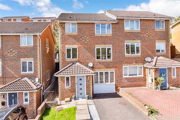 5 Bedroom Town House For Sale In Peacock Rise, Walderslade, Chatham, Kent, ME5