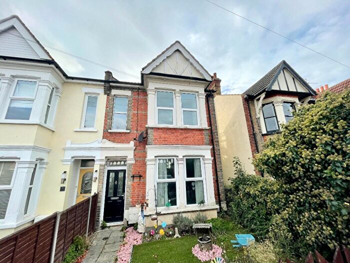 2 Bedroom Flat For Sale In Chelmsford Avenue, Southend-On-Sea, Essex, SS2