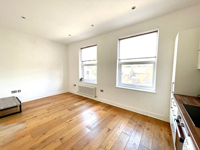 1 Bedroom Flat For Sale In East Street, Epsom, KT17