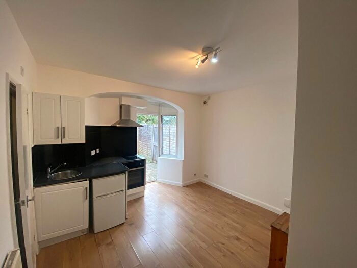 Studio To Rent In Park Avenue, London, NW10