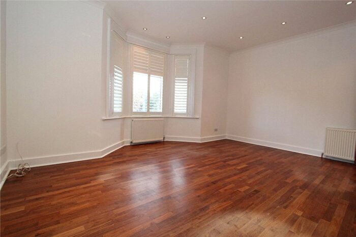 2 Bedroom Flat To Rent In King Edwards Place, London, Uk, W3