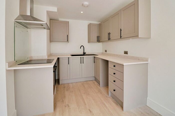 2 Bedroom Flat To Rent In Elmsleigh Drive, Leigh-On-Sea, SS9