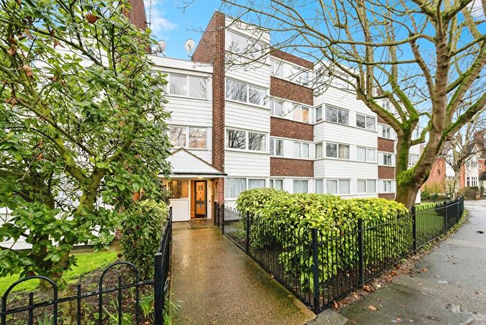 2 Bedroom Flat For Sale In Broomhill Road, Woodford Green, Essex, IG8