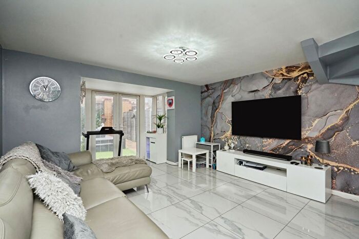 3 Bedroom Terraced House For Sale In Captains Parade, East Cowes, Isle Of Wight, PO32