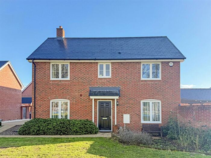 4 Bedroom Detached House For Sale In Everett Gardens, Eastergate, PO20