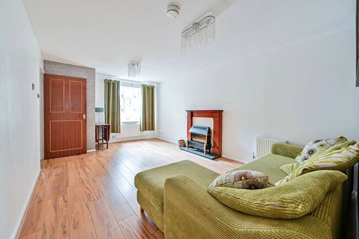 3 Bedroom End Of Terrace House To Rent In Sherwood Gardens, Bermondsey, London, SE16