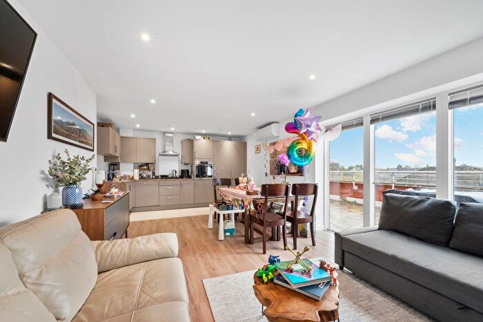 2 Bedroom Flat To Rent In Kingston Road, London, SW20