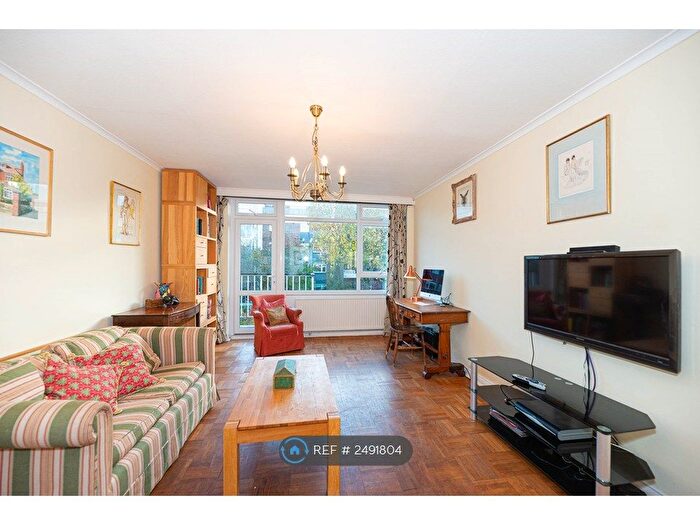 2 Bedroom Flat To Rent In Court Royal, London, SW15