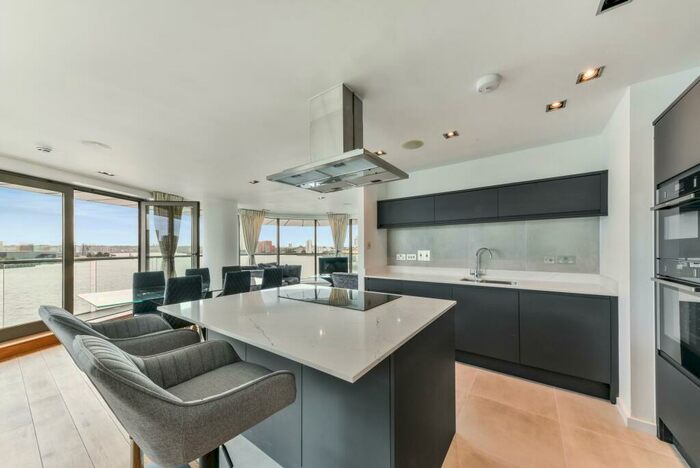 3 Bedroom Apartment To Rent In New Providence Wharf, Fairmont Avenue, London, E14