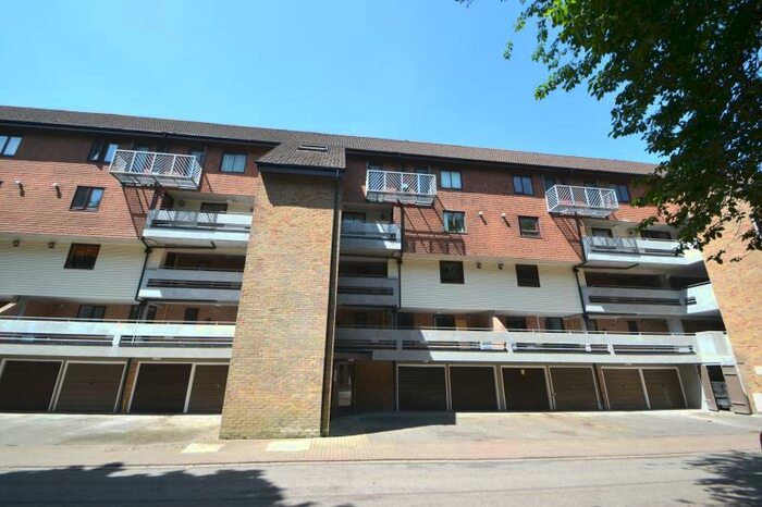2 Bedroom Flat To Rent In York Court, Kingsway Gardens, Andover, SP10