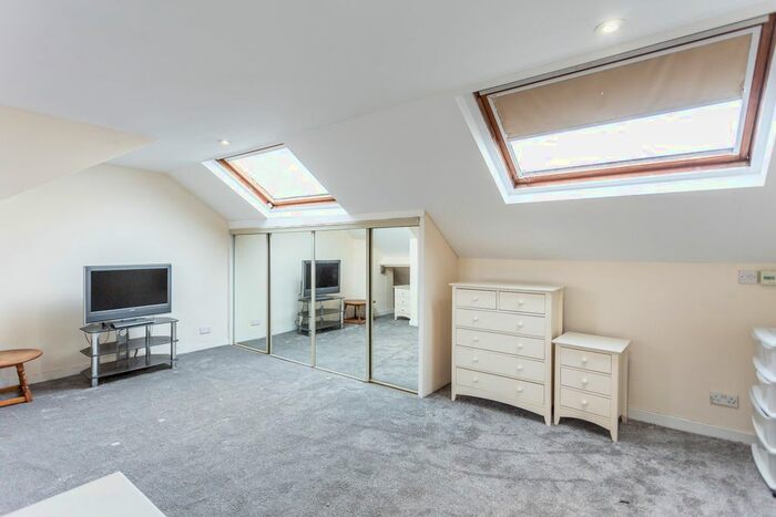 Studio To Rent In Murray Road, Ealing, London, W5