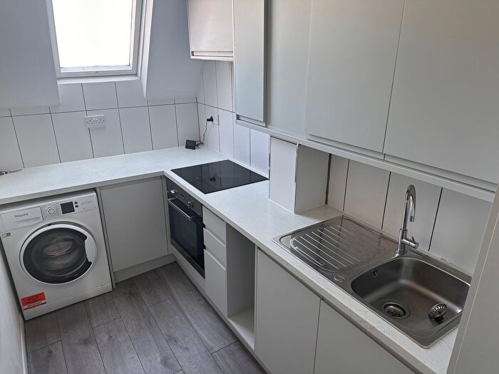 1 Bedroom Flat To Rent In Baldry Gardens, London, SW16