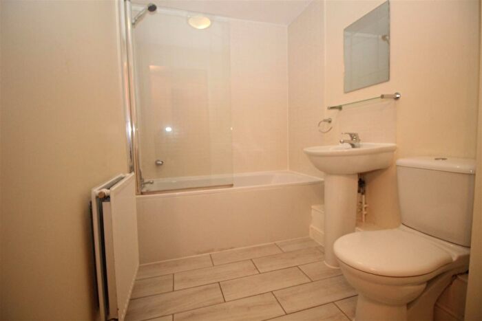 2 Bedroom Flat To Rent In Commonwealth Drive, Three Bridges, Crawley, West Sussex., RH10