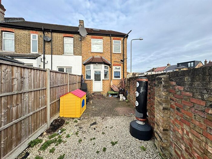 3 Bedroom End Of Terrace House For Sale In Reigate Road, Seven Kings, Ilford, IG3