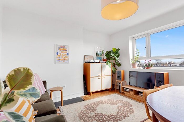 2 Bedroom Flat To Rent In Lordship Terrace, London, N16