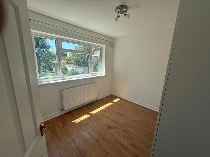 2 Bedroom Flat To Rent In Fullwell Avenue, Ilford, IG5
