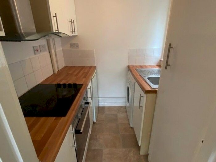 1 Bedroom Flat To Rent In Woodside Road, Southampton, SO17