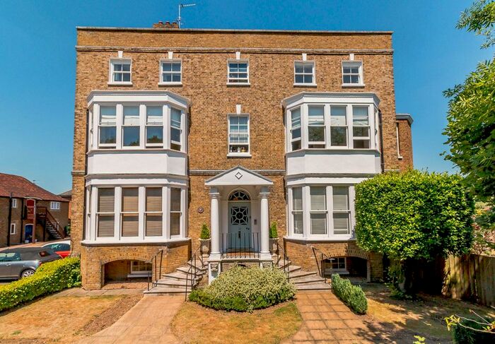 2 Bedroom Flat To Rent In Russell Road, Shepperton, Surrey, TW17