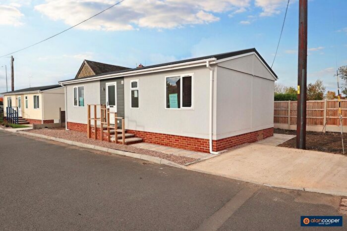 2 Bedroom Park Home For Sale In Mill Farm Park, Bulkington, CV12