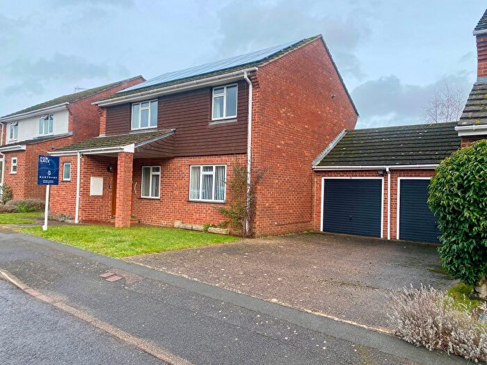 4 Bedroom Link Detached House For Sale In Godolphin Road, Seer Green, HP9