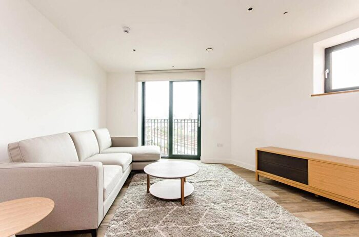 1 Bedroom Flat To Rent In Three Colts Lane, Bethnal Green, London, E2