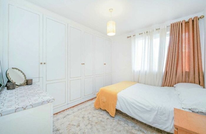3 Bedroom Flat To Rent In Friern Park, London, N12