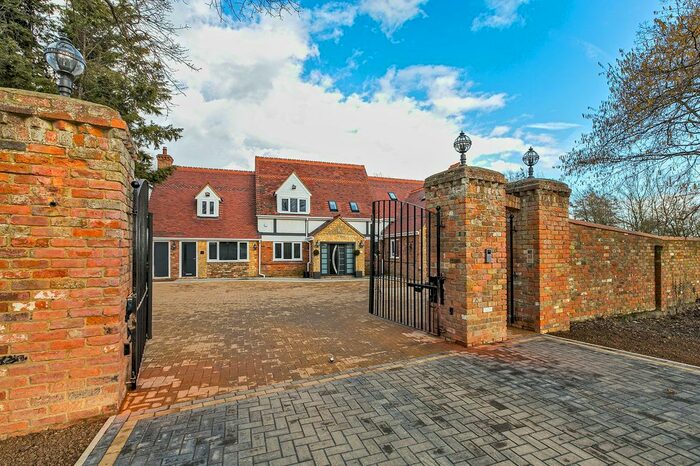9 Bedroom Detached House For Sale In Buckingham Road, Nr Deanshanger, MK19