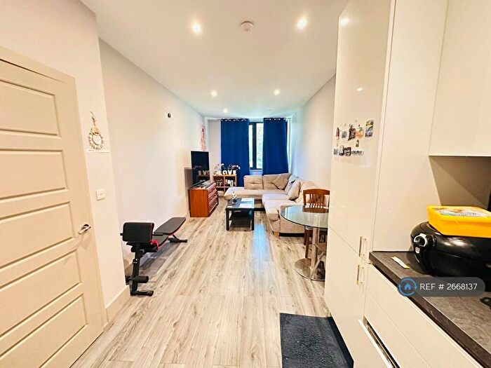 1 Bedroom Flat To Rent In Triangle Homes, Stoke Mandeville, Aylesbury, HP22