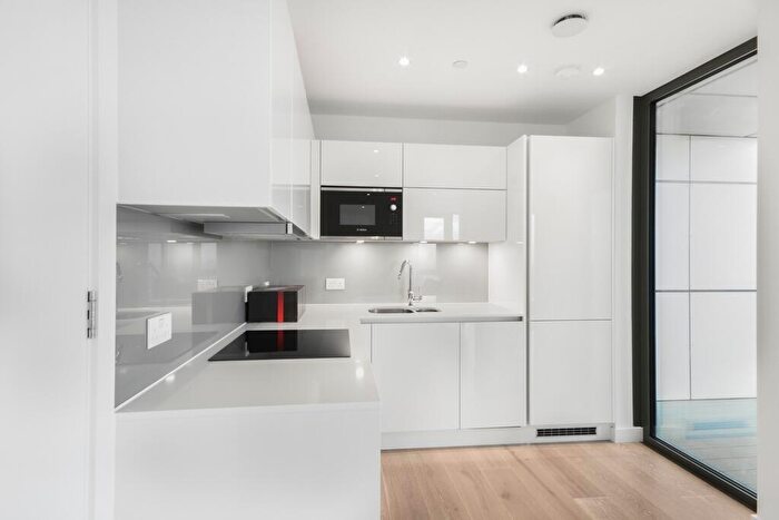 2 Bedroom Flat To Rent In City North Place London, N4