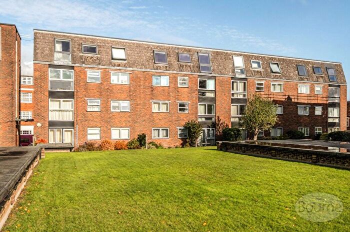 2 Bedroom Apartment For Sale In Swan Street, Petersfield, Hampshire, GU32
