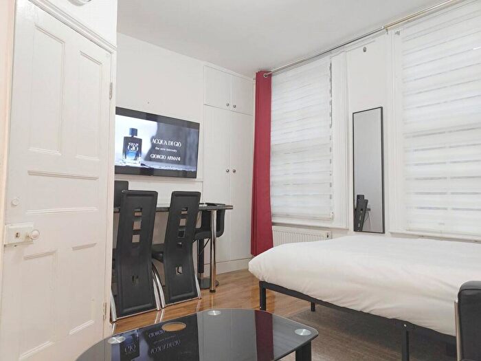 Studio To Rent In Essex Road, Angel, Islington, London, N1
