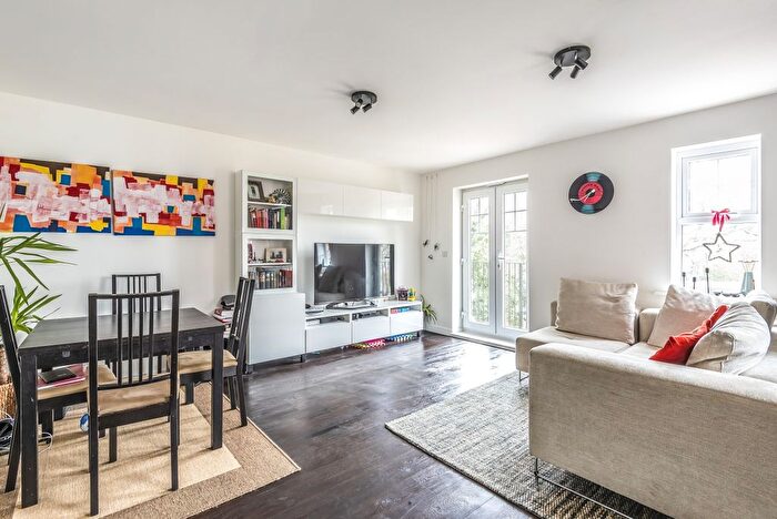2 Bedroom Flat To Rent In Wells View Drive, Bromley, Kent, BR2