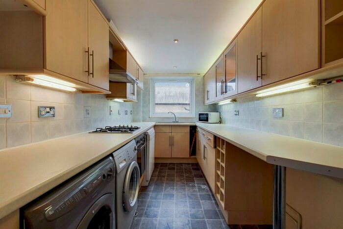 2 Bedroom Flat To Rent In Foxgrove Road, Beckenham, BR3