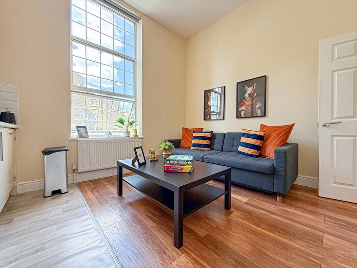 2 Bedroom Flat To Rent In Hammersmith, W14