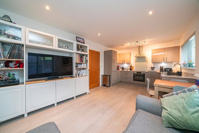 2 Bedroom Flat For Sale In Sandridge Park, St Albans, AL3