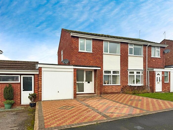 3 Bedroom Semi Detached House For Sale In Coppice Road, Whitnash, Leamington Spa, CV31