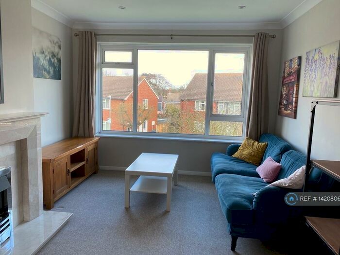 2 Bedroom Flat To Rent In Raymond Avenue, Canterbury, CT1