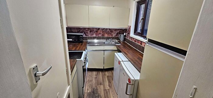 Studio To Rent In Chertsey Close, Luton, LU2