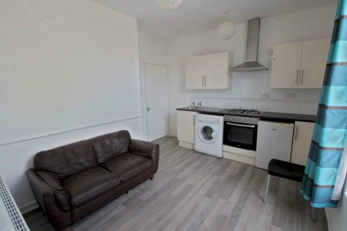 1 Bedroom Flat To Rent In Spring Bank, HU3