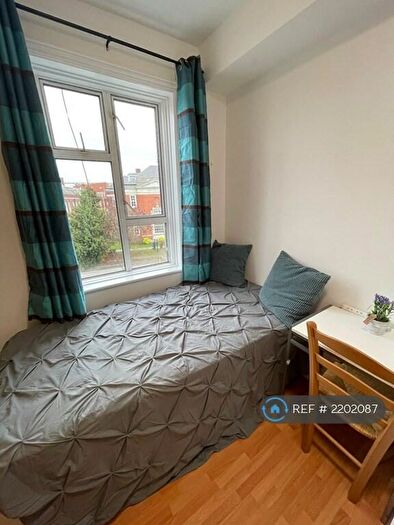 Studio To Rent In Burroughs Parade, London, NW4