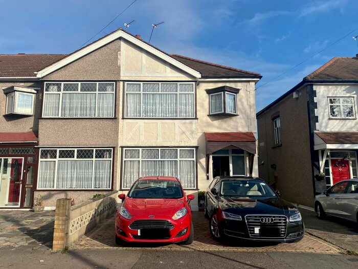 3 Bedroom Semi-Detached House To Rent In Cherrydown Avenue, Chingford, London E4